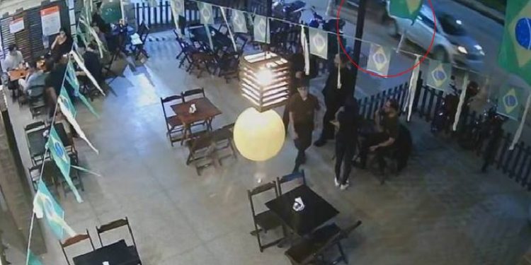 Homem fica prensado contra carro após ser atingido por outro veículo