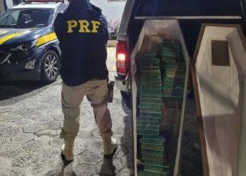 Motorista é preso por levar 50 quilos de crack dentro de caixão em rodovia