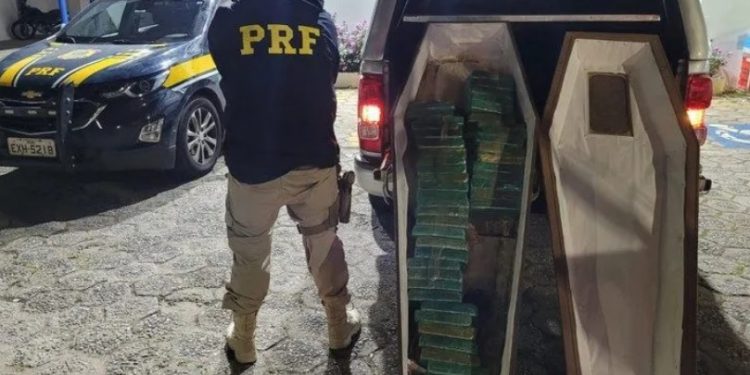 Motorista é preso por levar 50 quilos de crack dentro de caixão em rodovia
