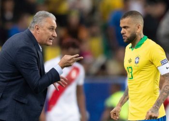 Tite convoca Daniel Alves aos 39 anos e diz que o jogador está pronto para liderar Seleção
