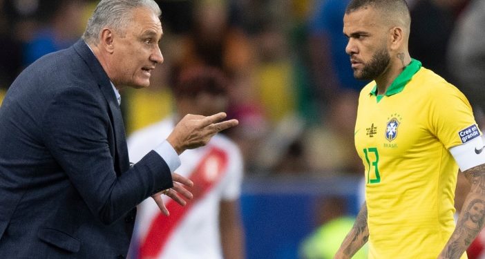 Tite convoca Daniel Alves aos 39 anos e diz que o jogador está pronto para liderar Seleção