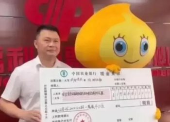 Ganhador de loteria usa disfarce para buscar prêmio milionário e não ser reconhecido pela família