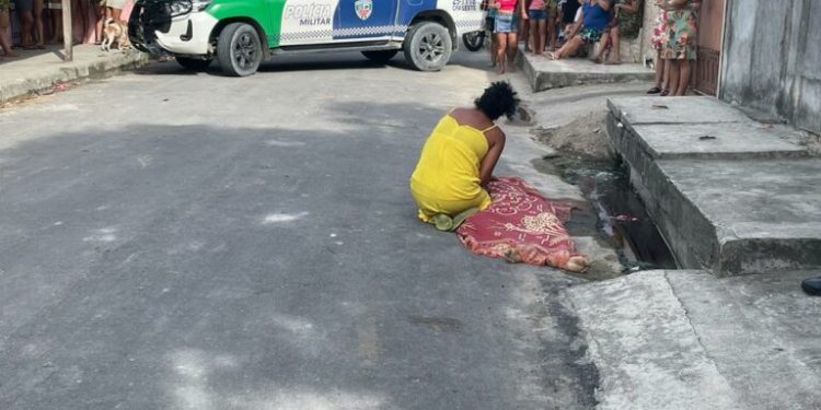 Jovem é executado com sobrinho no colo no Jorge Texas