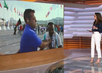 Eric Faria dá empurrão em homem durante entrada ao vivo em jornal; assista