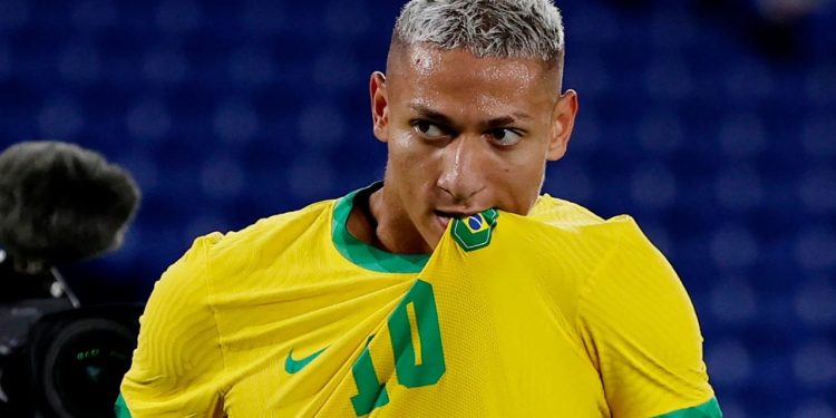Richarlison, o Pombo, é defensor da Ciência e é ativo na luta contra o racismo e a desigualdade