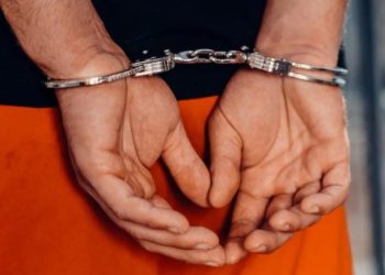 Policial é condenado a 17 anos de prisão por abusar prisioneira e assediar outras