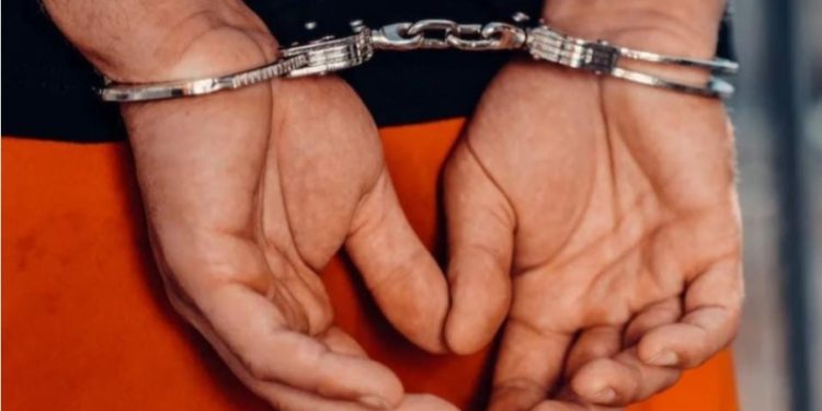 Policial é condenado a 17 anos de prisão por abusar prisioneira e assediar outras