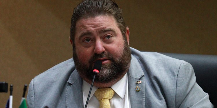 Indignado, vereador William Alemão denuncia assessor que fez saudação nazista a ele; vídeo