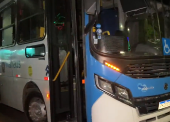 Terror no 011: Bandidos usam arma de choque em passageiros durante assalto em Manaus