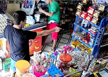 Bandidos apontam arma para clientes e “limpam” mercadinho em Manaus