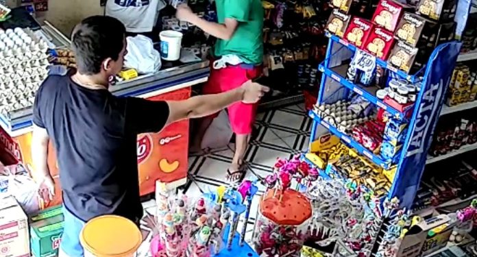 Bandidos apontam arma para clientes e “limpam” mercadinho em Manaus