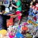 Bandidos apontam arma para clientes e “limpam” mercadinho em Manaus