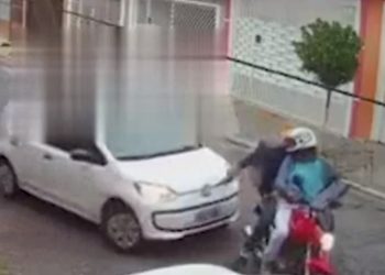 Motorista reage a assalto e atropela assaltantes em moto; veja o vídeo