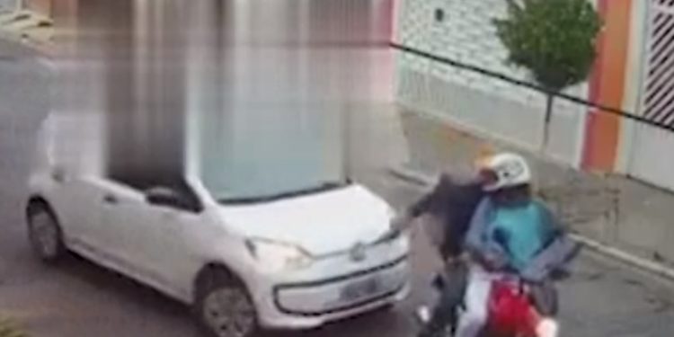 Motorista reage a assalto e atropela assaltantes em moto; veja o vídeo