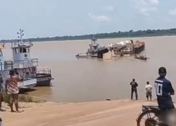 Vídeo: contêineres caem no rio Madeira, no Amazonas, após carreta deslizar em balsa