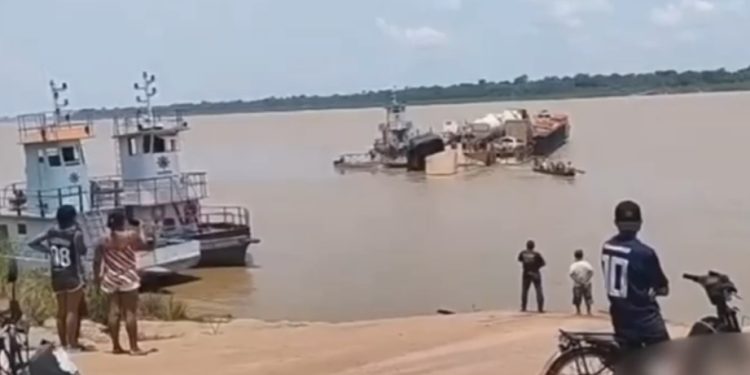Vídeo: contêineres caem no rio Madeira, no Amazonas, após carreta deslizar em balsa