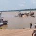 Vídeo: contêineres caem no rio Madeira, no Amazonas, após carreta deslizar em balsa