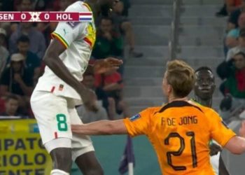 “Mão boba” de holandês em jogador de Senegal viraliza na Copa: ‘pegou nos países baixos’