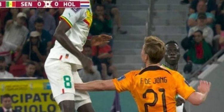 “Mão boba” de holandês em jogador de Senegal viraliza na Copa: ‘pegou nos países baixos’