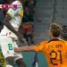 “Mão boba” de holandês em jogador de Senegal viraliza na Copa: ‘pegou nos países baixos’