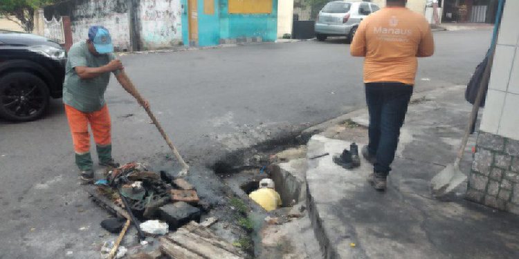 Força-tarefa tenta limpar bueiros da Compensa, Vila da Prata e Santo Agostinho