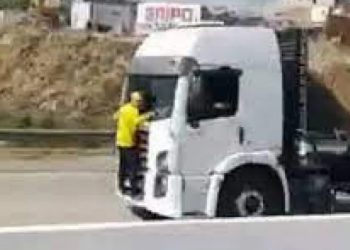 Vídeo: bolsonarista se pendura em caminhão para impedir furo de bloqueio