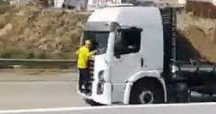 Vídeo: bolsonarista se pendura em caminhão para impedir furo de bloqueio