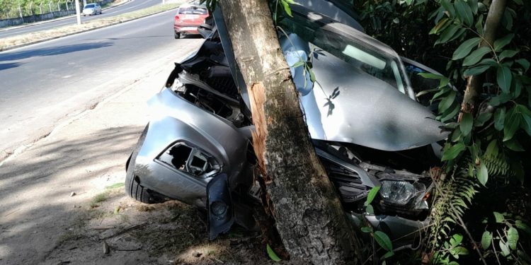 Deu ruim: Mecânico vai ‘testar’ carro de locadora e acaba com ele na avenida do Turismo