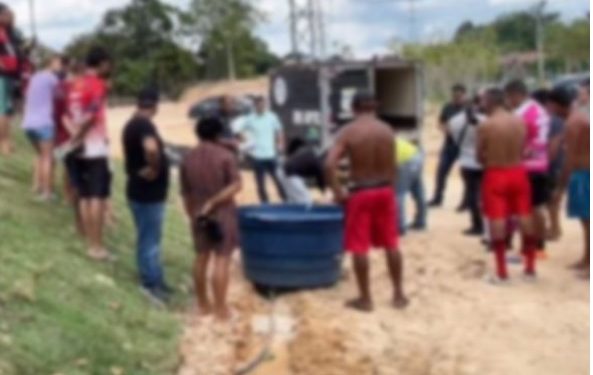 Peladeiros levantam caixa de água na Avenida das Flores e acham cadáver torturado