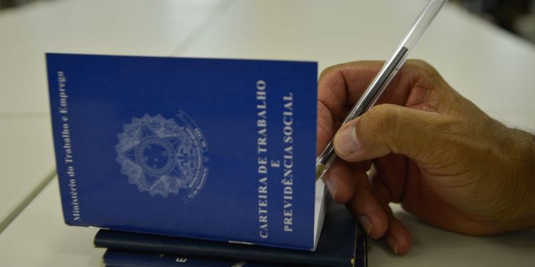 Veja como concorrer a 346 vagas de emprego nesta terça-feira em Manaus