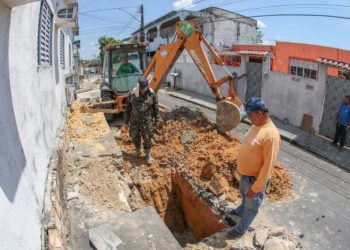 Ligações clandestinas rompem rede de drenagem e abrem buraco no Educandos
