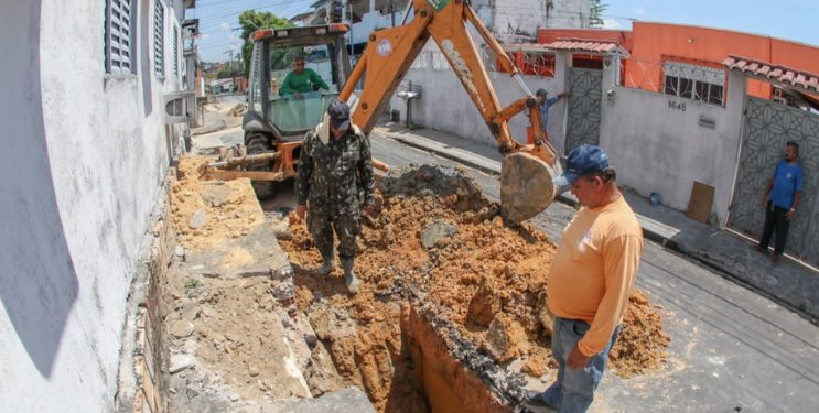 Ligações clandestinas rompem rede de drenagem e abrem buraco no Educandos