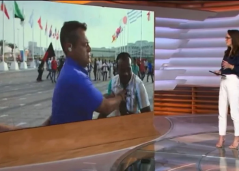 Eric Faria é empurrado ao vivo por torcedor, revida com tudo e explica: ‘Me assustei’; vídeo