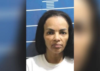 Flordelis é flagrada até o ‘talo’ de dinheiro nas partes íntimas após receber visita em presídio