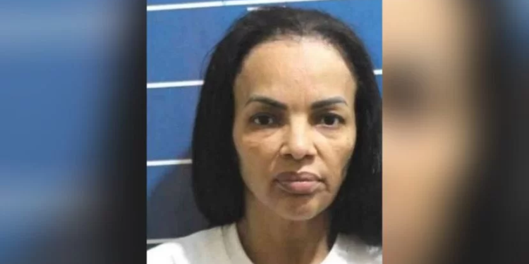 Flordelis é flagrada até o ‘talo’ de dinheiro nas partes íntimas após receber visita em presídio