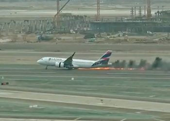 Avião da Latam pega fogo ao colidir com caminhão em aeroporto; veja o vídeo