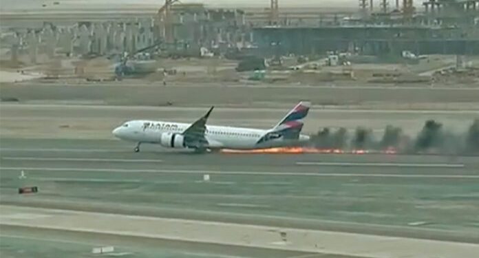 Avião da Latam pega fogo ao colidir com caminhão em aeroporto; veja o vídeo