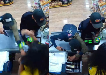 Vídeo: Abusados, ladrões puxam pelos cabelos funcionária de frutaria em Manaus e assaltam