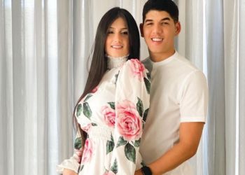 Após levar fora da esposa nas redes sociais, Zé Vaqueiro passa a noite em culto evangélico