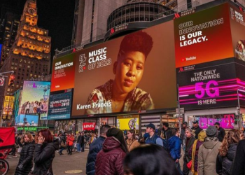Orgulho! Cantora amazonense é destaque em telão na Times Square