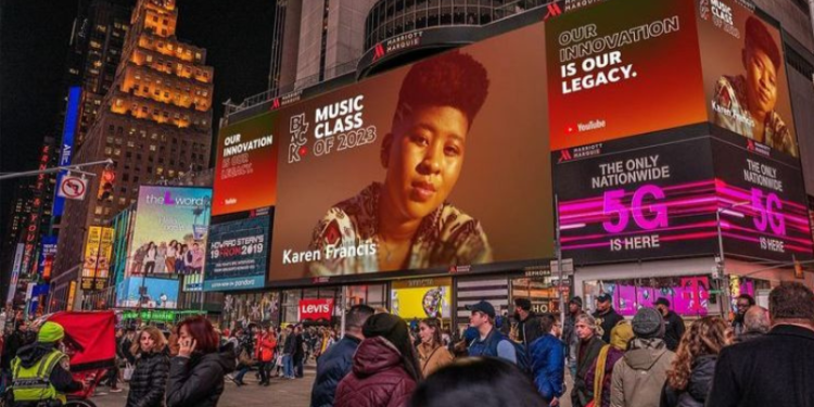 Orgulho! Cantora amazonense é destaque em telão na Times Square