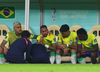 Médico da seleção diz que Neymar sofreu entorse no tornozelo direito e fica fora de treino