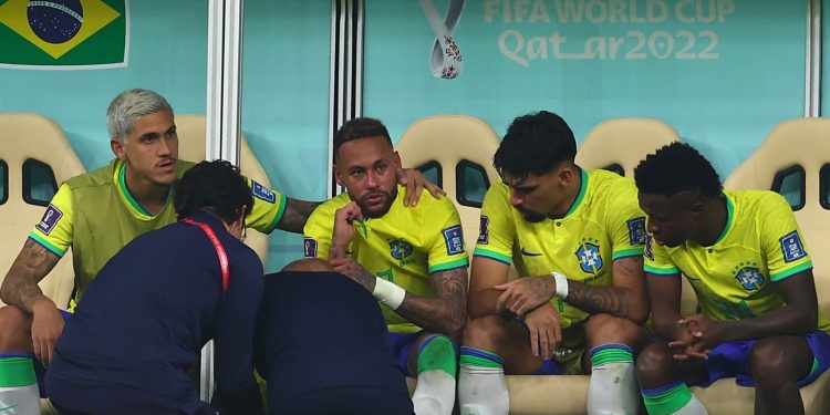 Médico da seleção diz que Neymar sofreu entorse no tornozelo direito e fica fora de treino