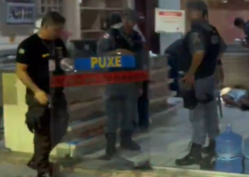 Jovem é morto a tiros enquanto lanchava dentro de loja de conveniência em Manaus