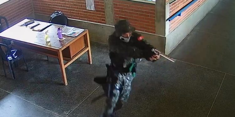 Filho de PM, atirador que matou três pessoas em escola tem 16 anos e usou armas do pai