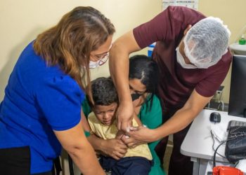 Covid: pais aproveitam início da vacinação em crianças menores de 3 anos em Manaus