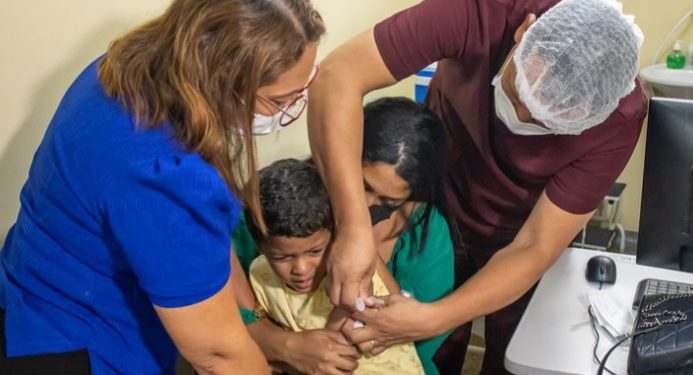Covid: pais aproveitam início da vacinação em crianças menores de 3 anos em Manaus