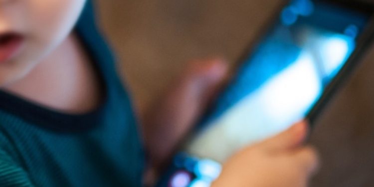 Criança grava o próprio estupro para provar à mãe que dizia a verdade