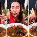 Vídeo: influenciadora digital é presa por ensinar a comer “caldeirada de morcego” no YouTube