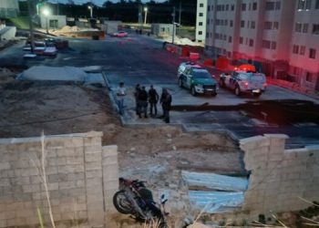 Em Manaus, casal colide moto contra muro e homem morre na hora